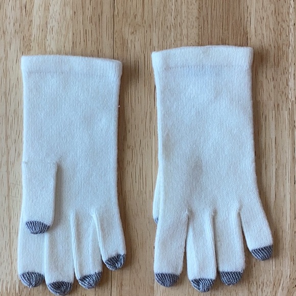 Old Navy Scarf & hat set, new condition. Echo gloves included. - Picture 3 of 5